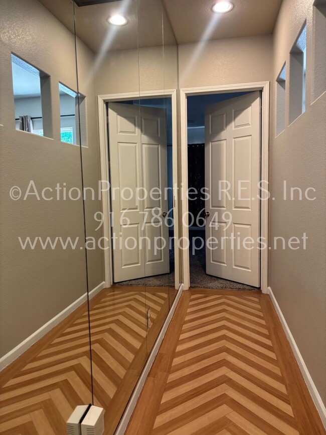 Building Photo - Single Story, Possible In-law or Great Hom...