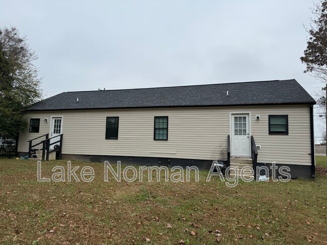 Building Photo - 705 N Main St