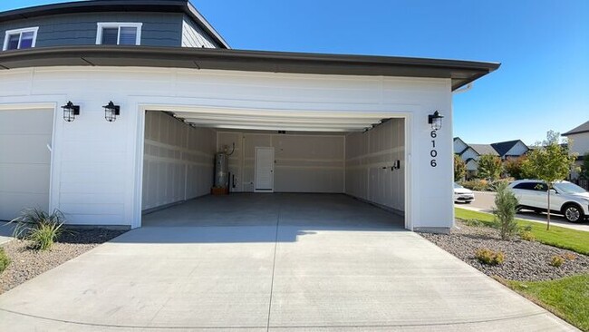 Building Photo - Roe Street Townhomes 2