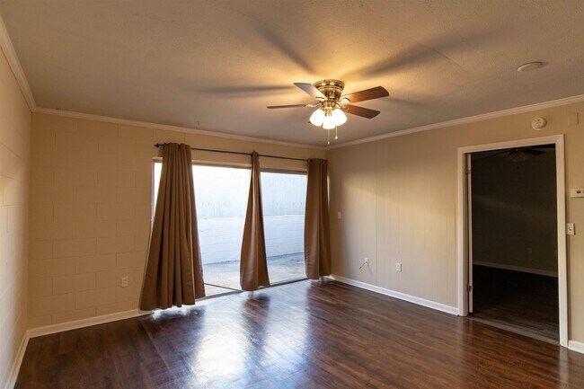 Building Photo - 2241 W Pensacola St