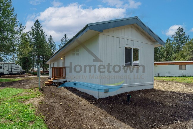 Building Photo - 2 Bedroom 1 Bath Home with Off-Street Park...