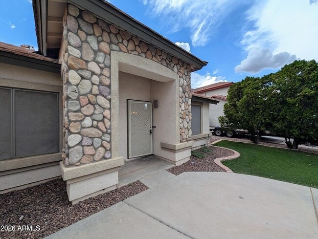 Building Photo - 15748 W Paradise Ln