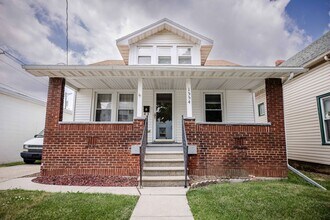 Building Photo - 1554 Oak St