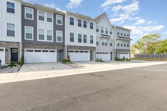 Building Photo - New Price – Move-In Ready 4BR / 4BA Townho...