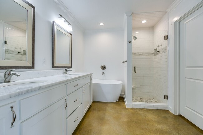 Building Photo - 5918 Southampton Pl