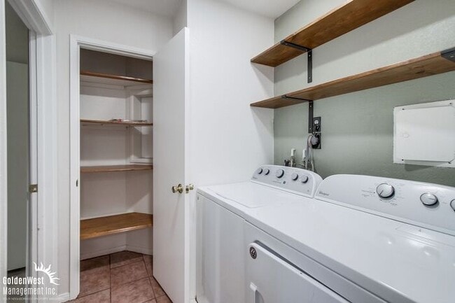 Building Photo - Updated 2Bdm 2Ba Condo in Windsor Chalet C...