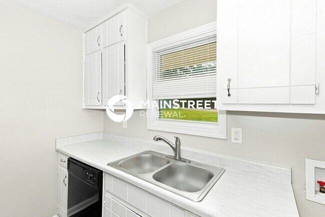 Building Photo - 3 Bedroom Pet-Friendly Home in Jonesboro, GA with Main Street Renewal