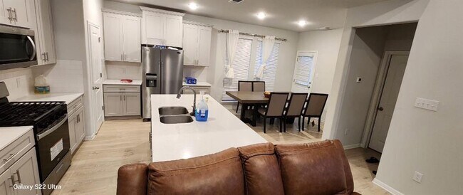 Building Photo - 201 White Horses Dr