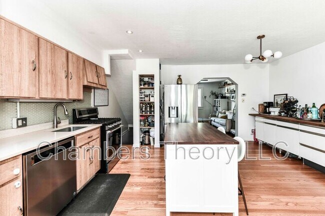 Building Photo - 509 E Luray Ave