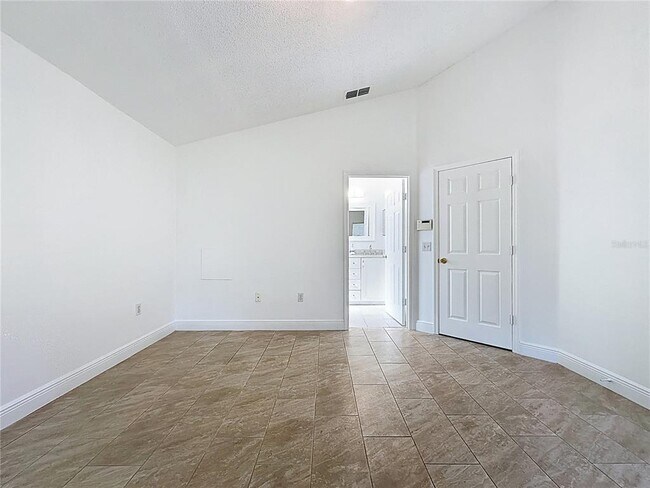 Building Photo - 236 Queen Mary Dr
