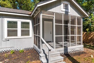 Building Photo - **Move in ready 3/2 Single Family home 32208