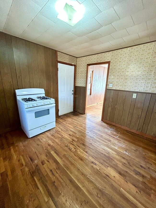 Building Photo - 3 bed 1 bath now available in Arnet Benson