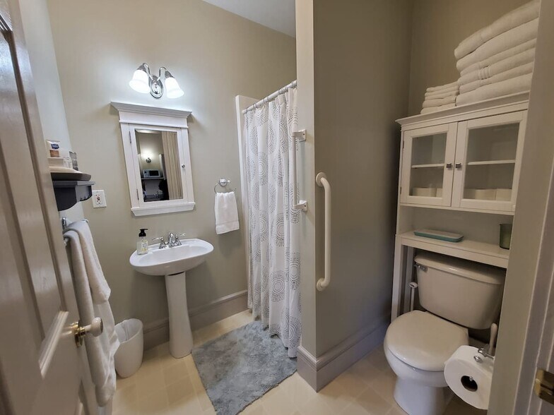 Building Photo - 1910 S G St