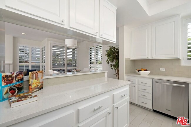 Building Photo - 12115 San Vicente Blvd