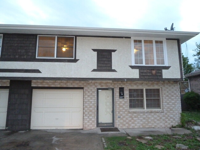 Primary Photo - Olathe half duplex 3 Bedroom/2 bath/2 Livi...