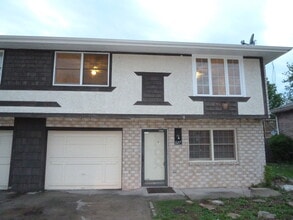 Building Photo - Olathe half duplex 3 Bedroom/2 bath/2 Living areas!