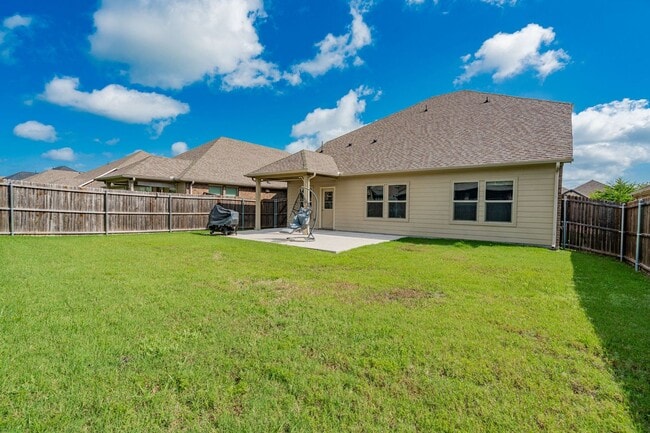 Building Photo - Stunning 3-bedroom, 2.5-bathroom with office.