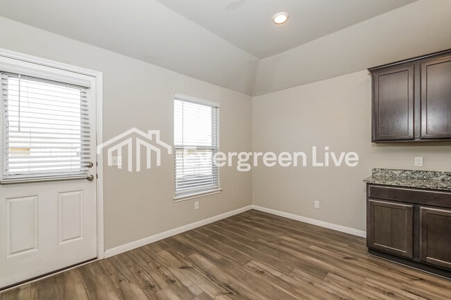 Building Photo - 1600 Maroon Dr