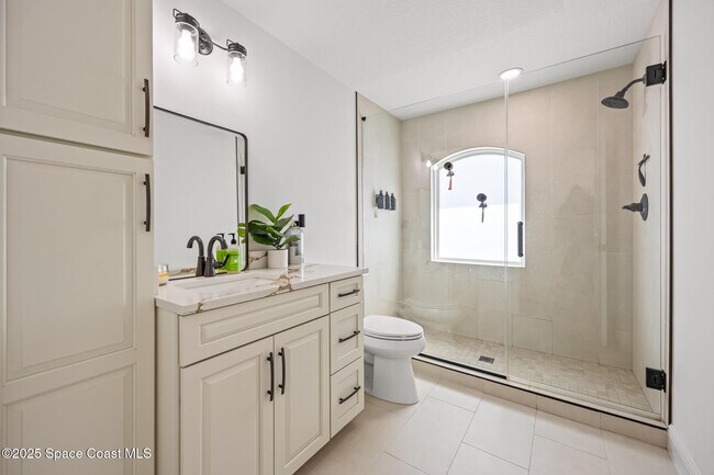 Building Photo - 385 Newport Dr