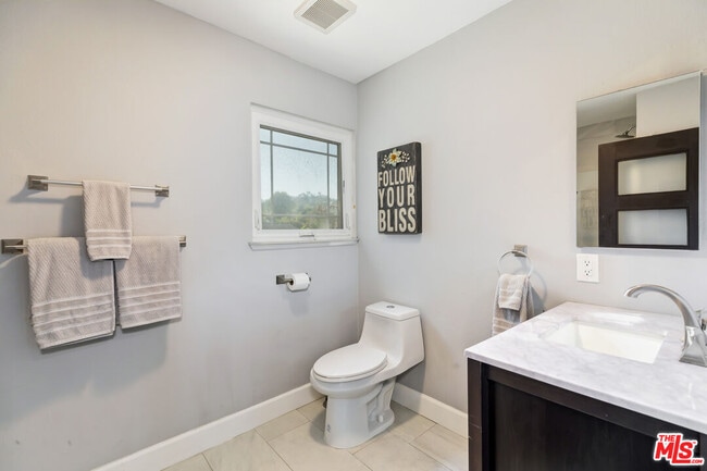 Building Photo - 628 Royalview St