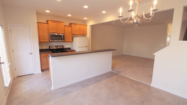 Building Photo - Beautiful and Bright 3 bedroom 2.5 bath Townhouse in Brightleaf with a Garage!!