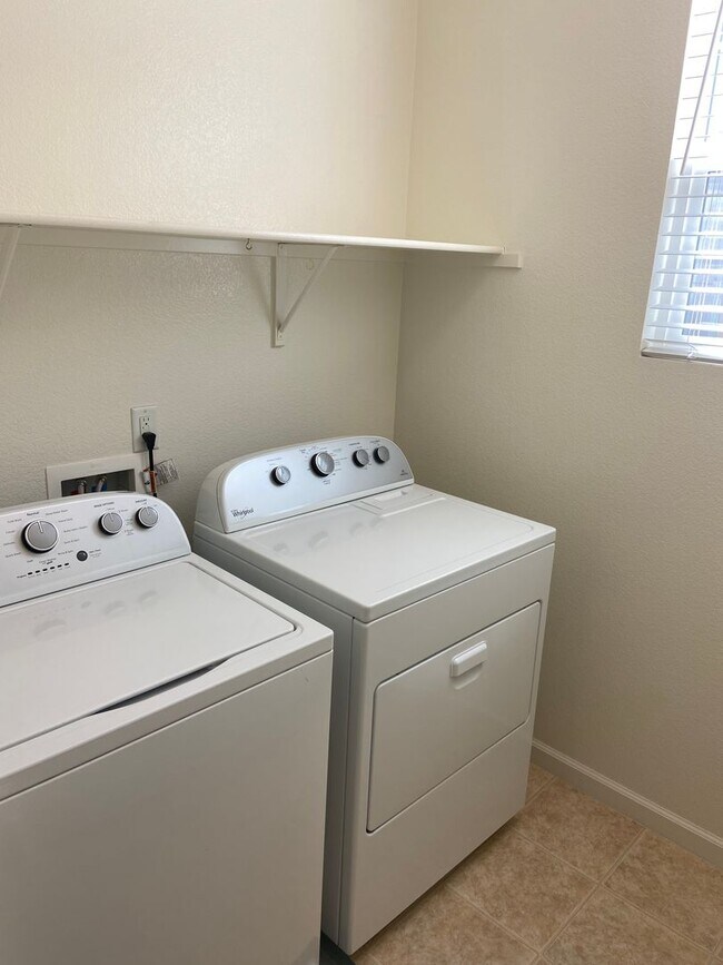 Building Photo - Close to Folsom High School! - 3 Bdrm, 2.5 bath