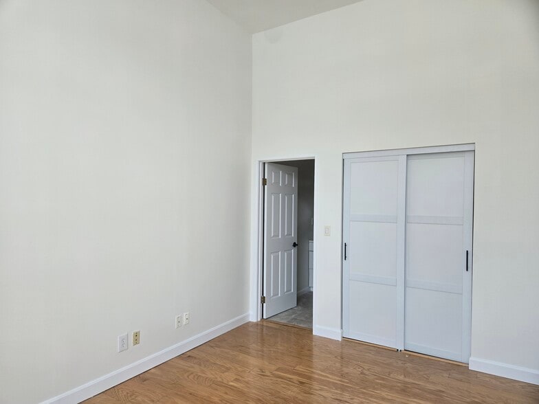 Spacious Master with attached bath - 64 Forest St