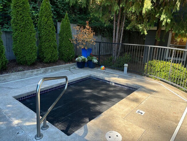 Building Photo - West Linn - Linnwood Heights, Stylish Cond...