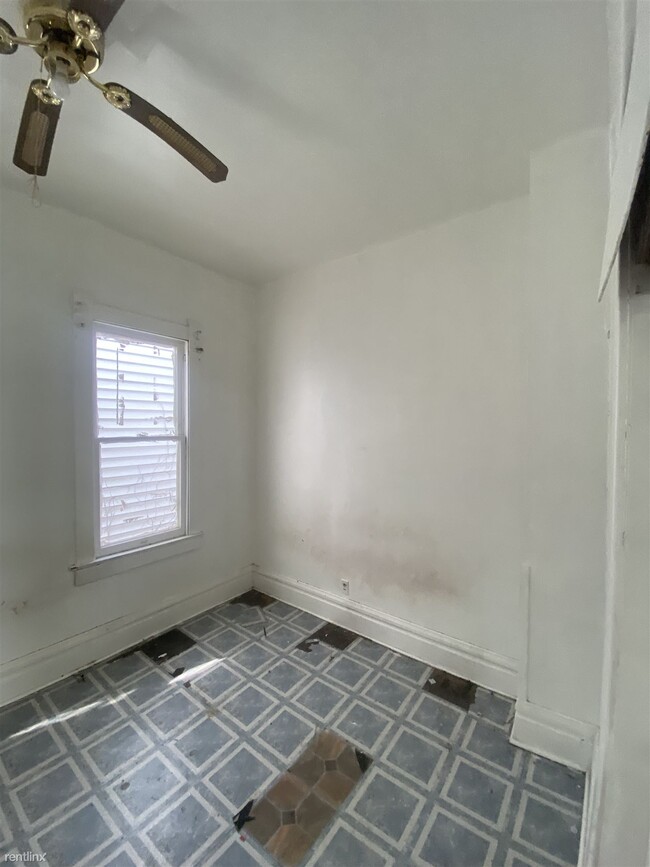 Building Photo - 3 br, 1 bath House - 2216 Northeast Monroe...