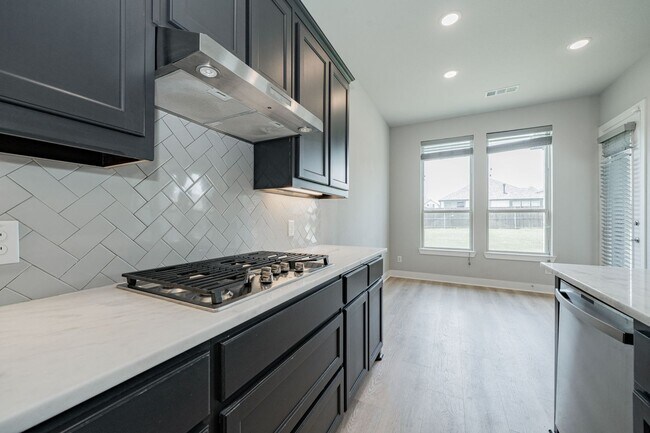 Building Photo - Stunning 4-bedroom, 3-bathroom home locate...