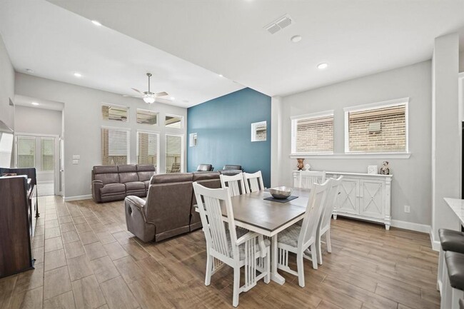 Building Photo - 327 Jolly Ginger Dr