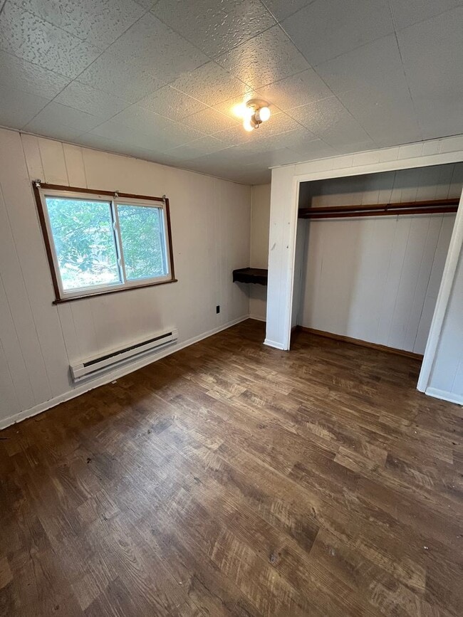 Building Photo - 3 Bedroom 1 Bathroom Ranch in East Denver!