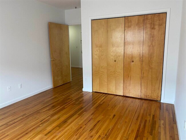 Building Photo - 204 Grand St