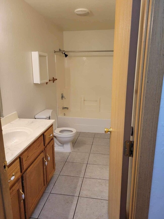 Building Photo - 2 BEDROOM 2 BATHROOM DUPLEX WITH GARAGE