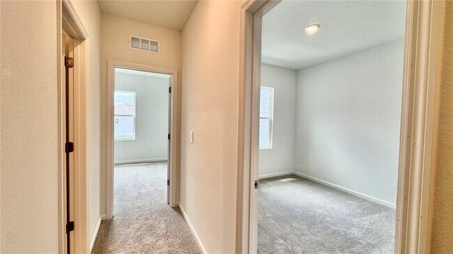 Building Photo - 325 Sol Vis Dr