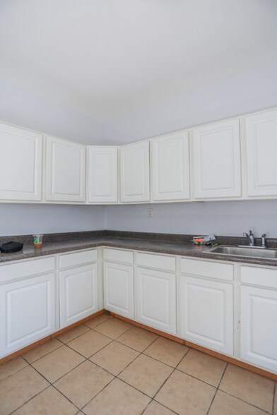 Building Photo - 4705 N Artesian Ave