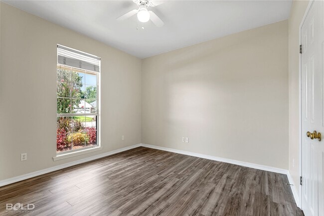 Building Photo - 4 Bedroom 2 Bath with Pool!!!