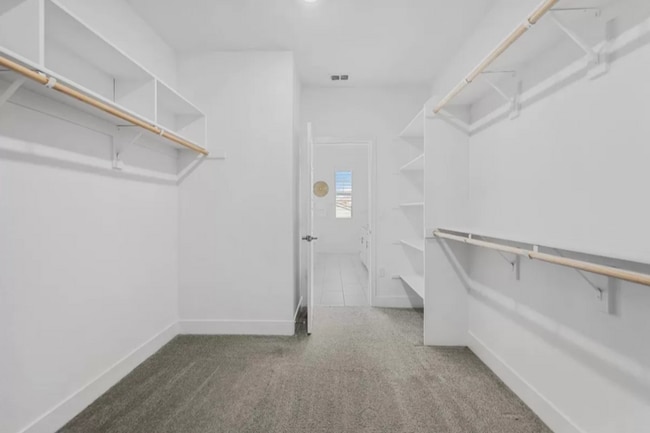 Building Photo - Dream Home Alert: 5 Bedrooms of Pure Comfo...