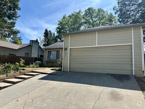 Building Photo - Charming 3 bedroom 2 bathroom Home in Gras...
