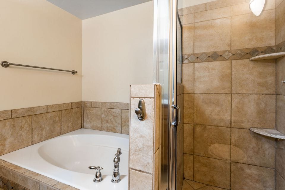 Master Tub & SHower - 5519 Lillehammer Ln