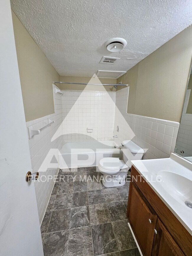 Building Photo - Spacious 1 Bd - 1Ba Apartment in North Kno...