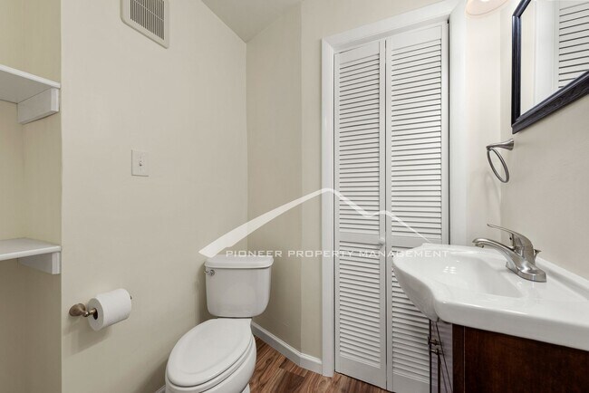 Building Photo - Beautiful Home with Washer/Dryer and Fenced Yard