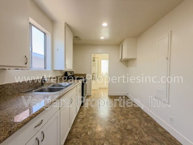 Building Photo - 12138 York Ave