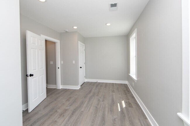 Building Photo - Beautiful Gut Renovated 2 Bed/1 Bath 2nd F...