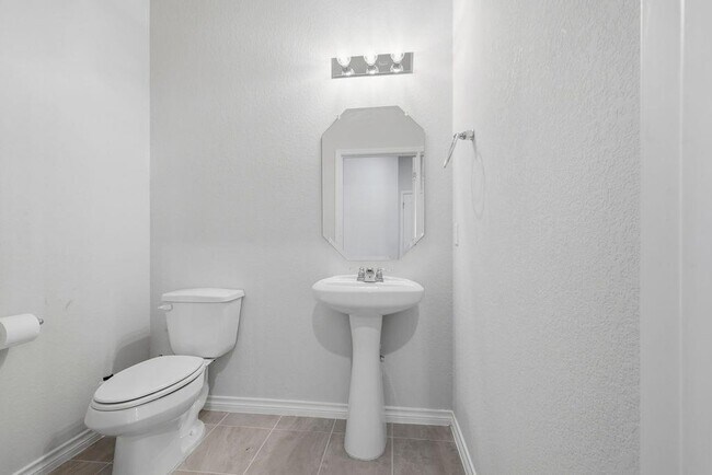 Building Photo - 245 Leeland Dr