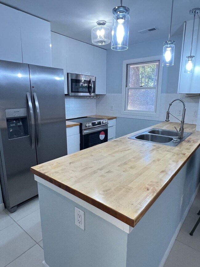 Building Photo - Introducing a charming condo in the heart of Wilmington, NC.