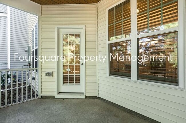 Building Photo - Townhome| Screened -In Back Porch |One Car...