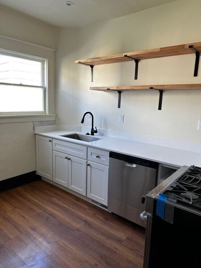 Building Photo - Charming 3 Bedroom In The Heart Of Stadium...