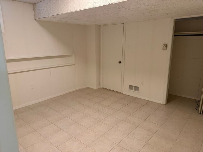 Building Photo - 9220 Quintana Dr