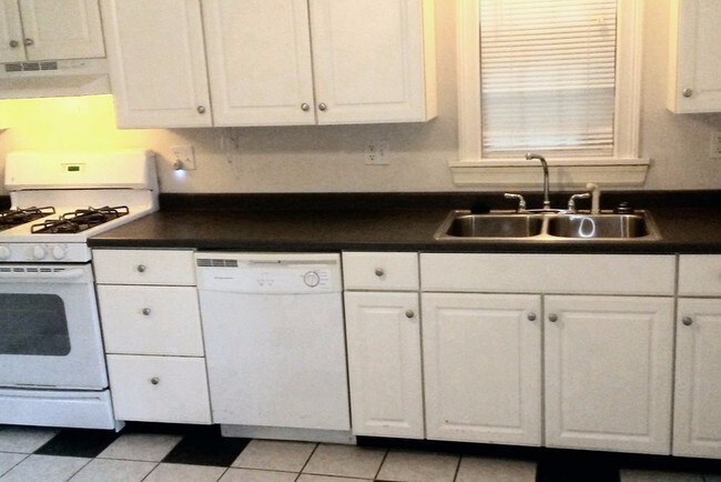 Kitchen - 220 Oak St